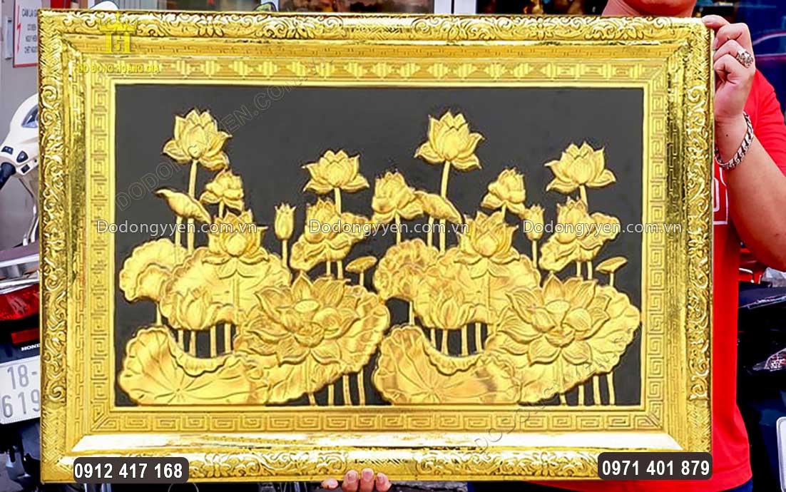 Nổi bật trên nền sơn đen hình ảnh bông hoa sen khoe sắc được mạ vàng 24K sang trọng